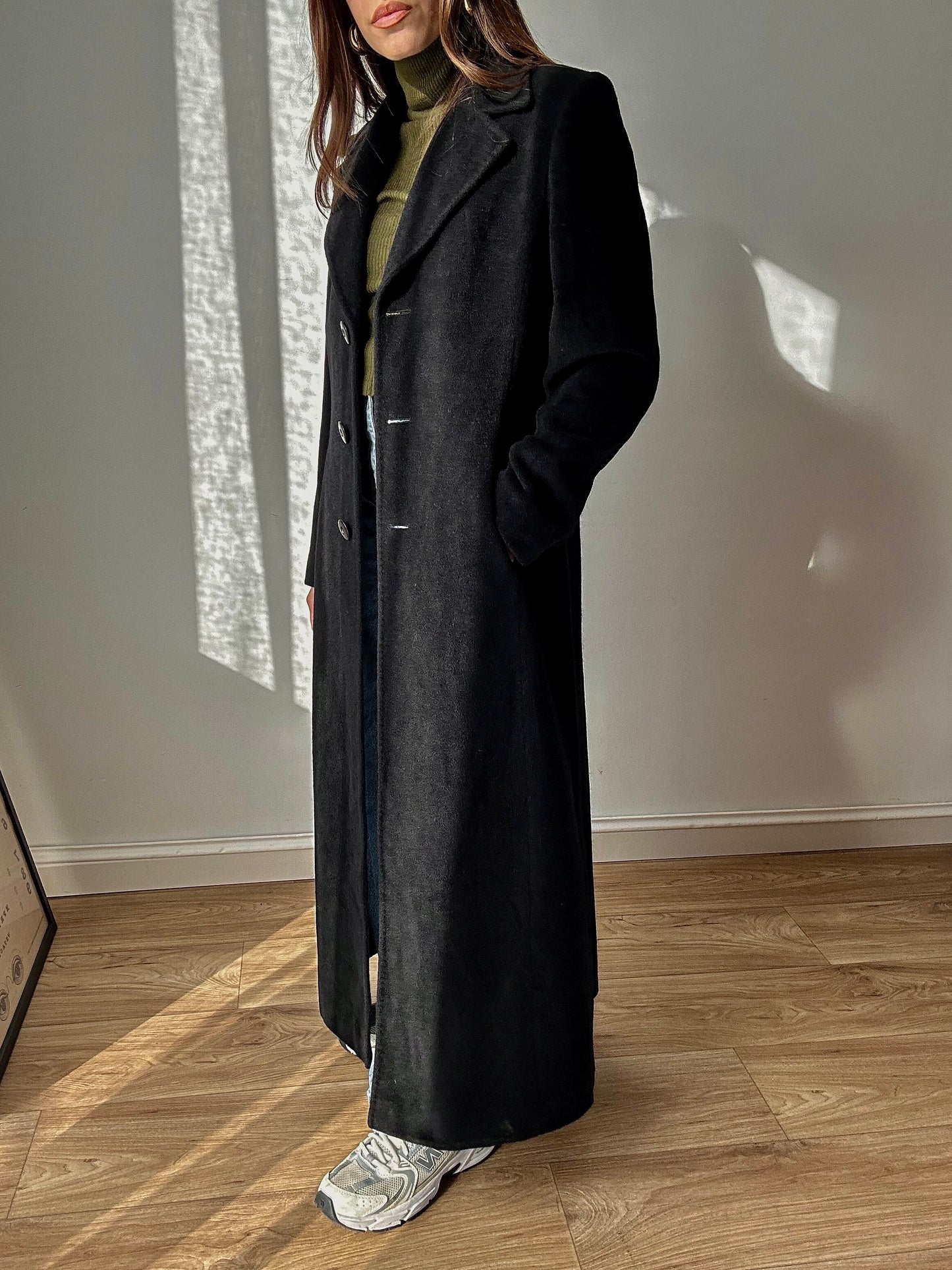 Fitted < black coat