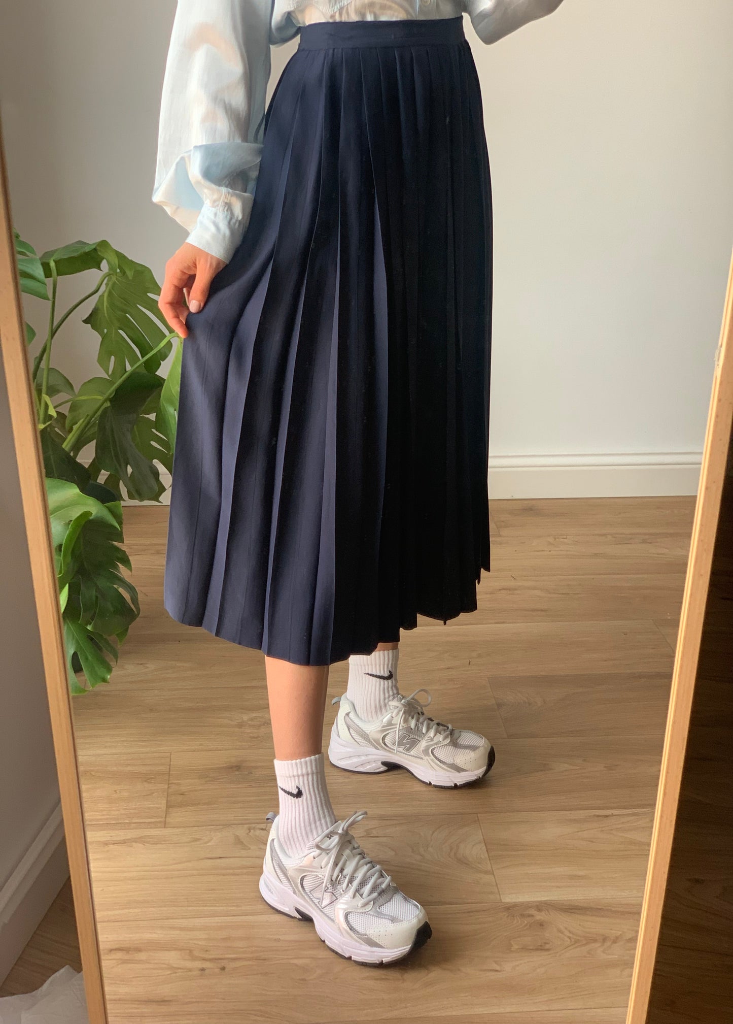 Vintage pleated navy skirt