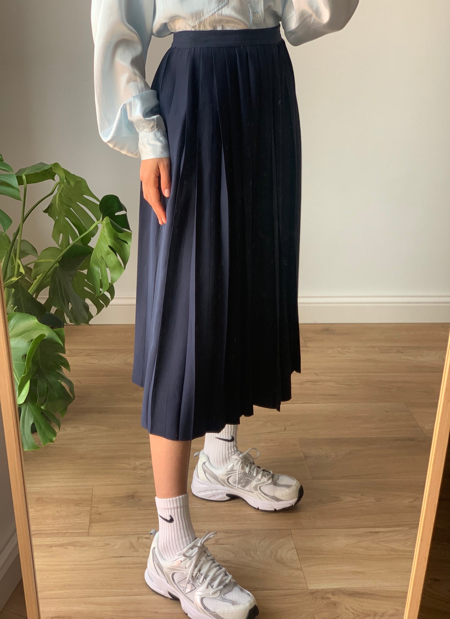 Vintage pleated navy skirt