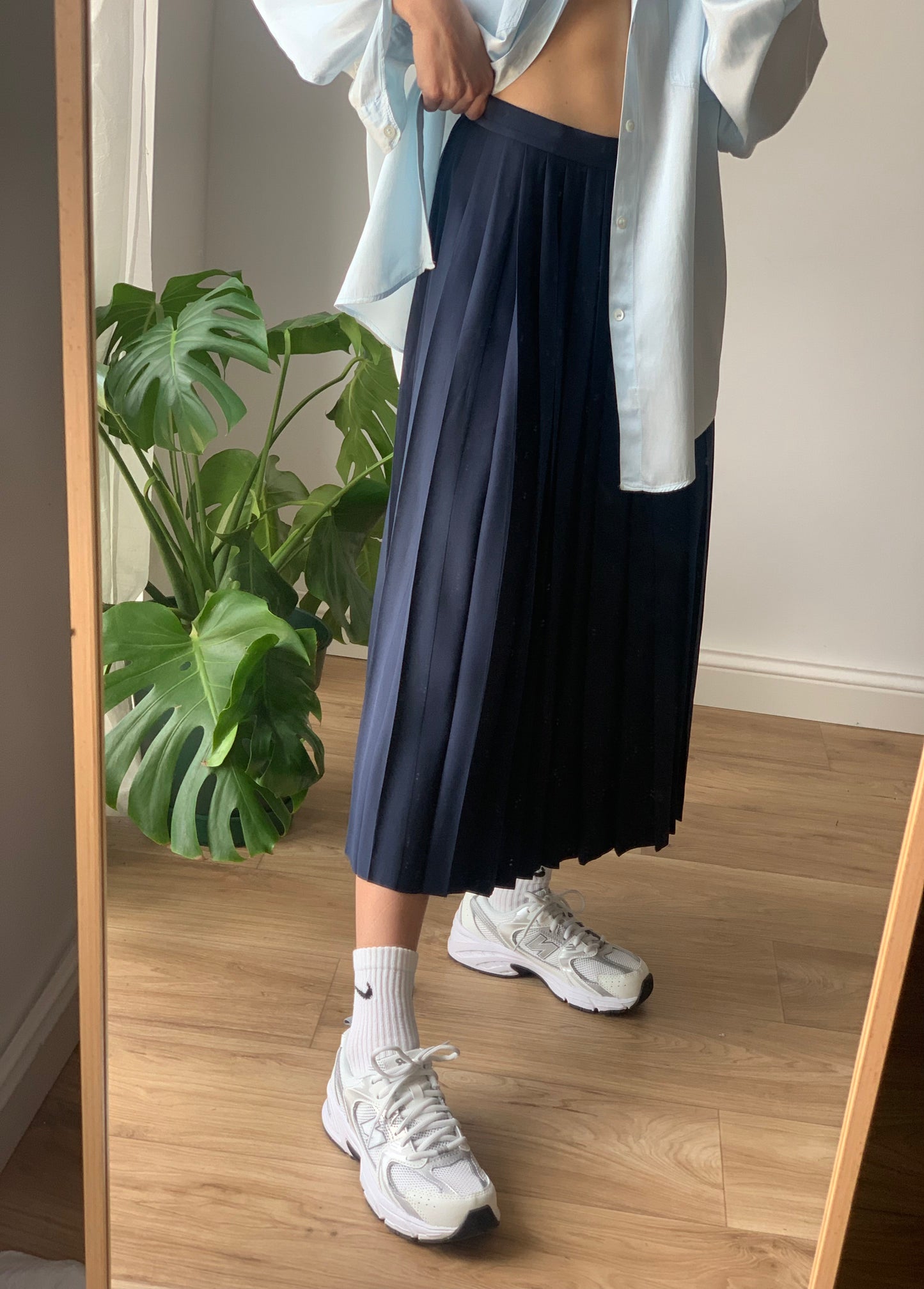Vintage pleated navy skirt