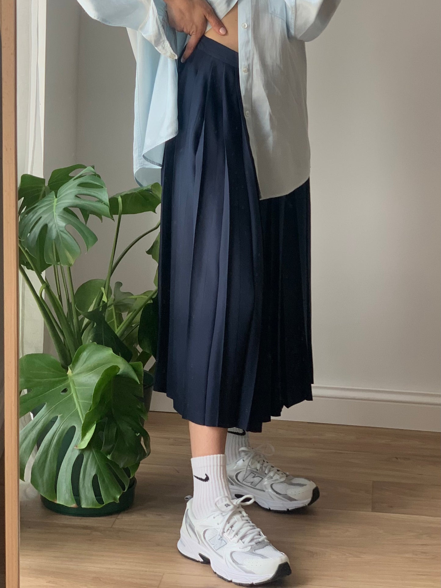 Vintage pleated navy skirt