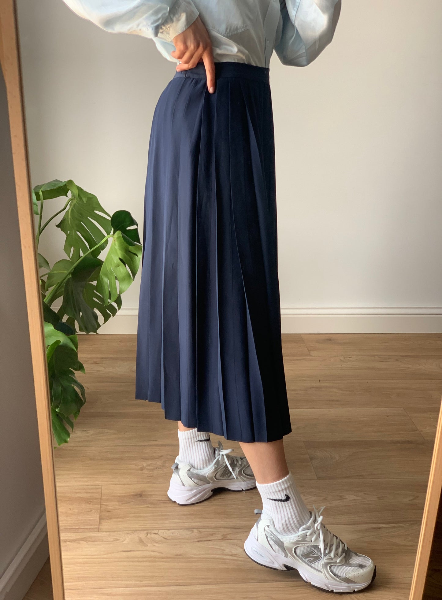 Vintage pleated navy skirt