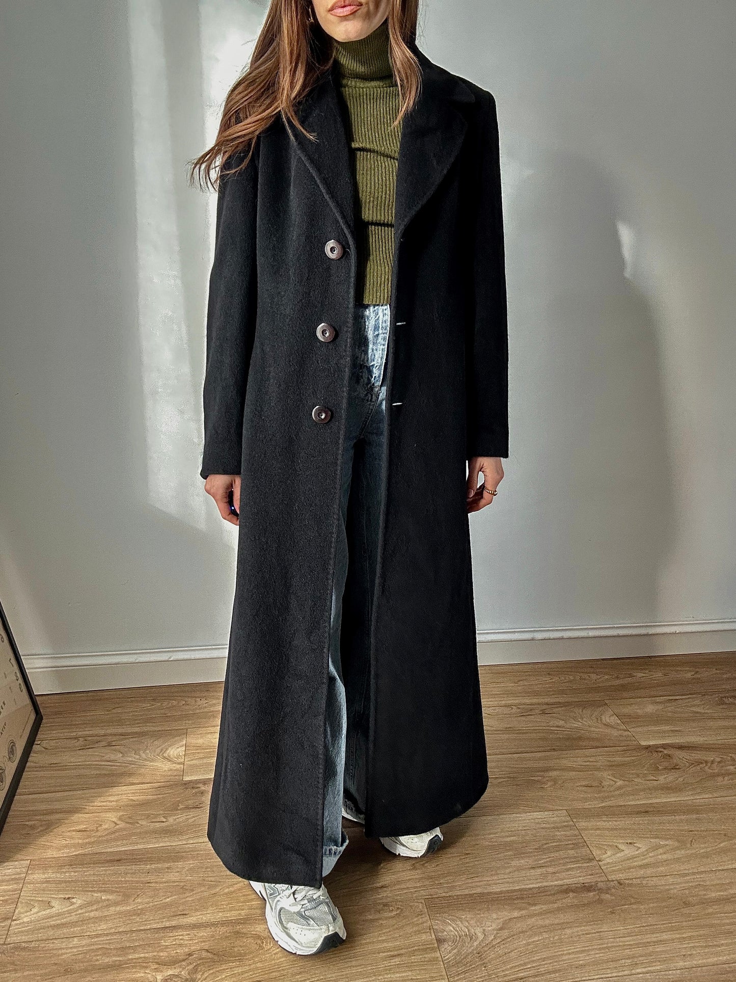 Fitted < black coat