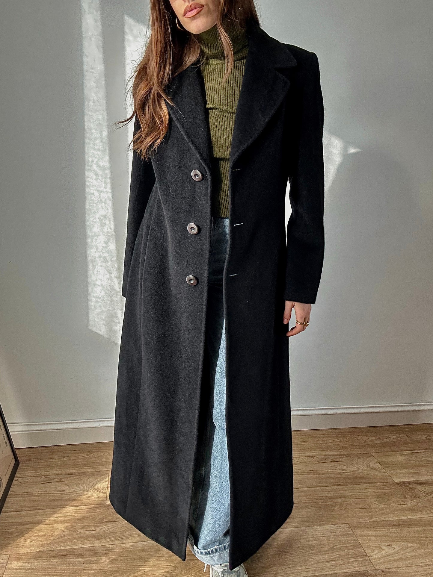 Fitted < black coat