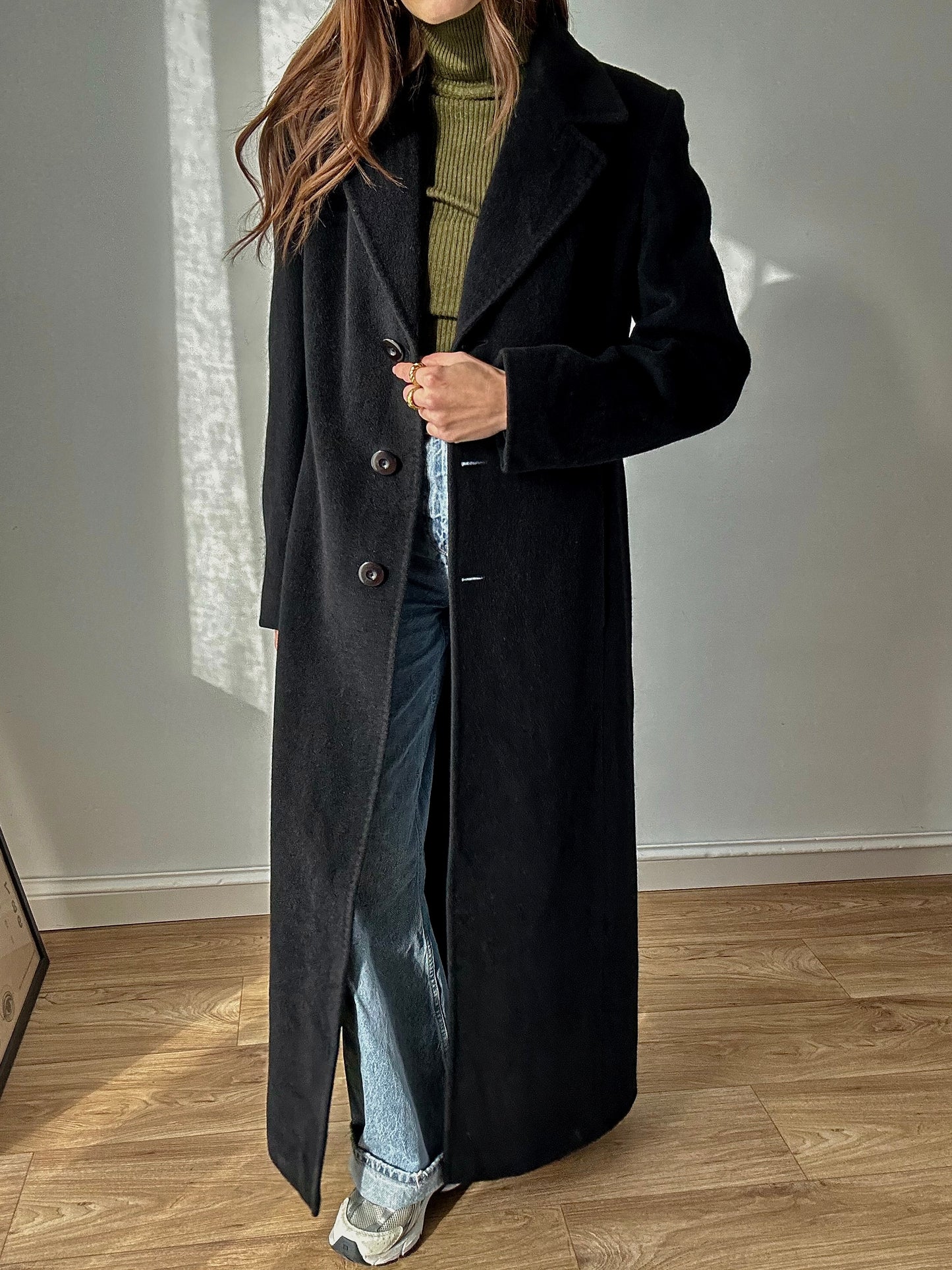 Fitted < black coat