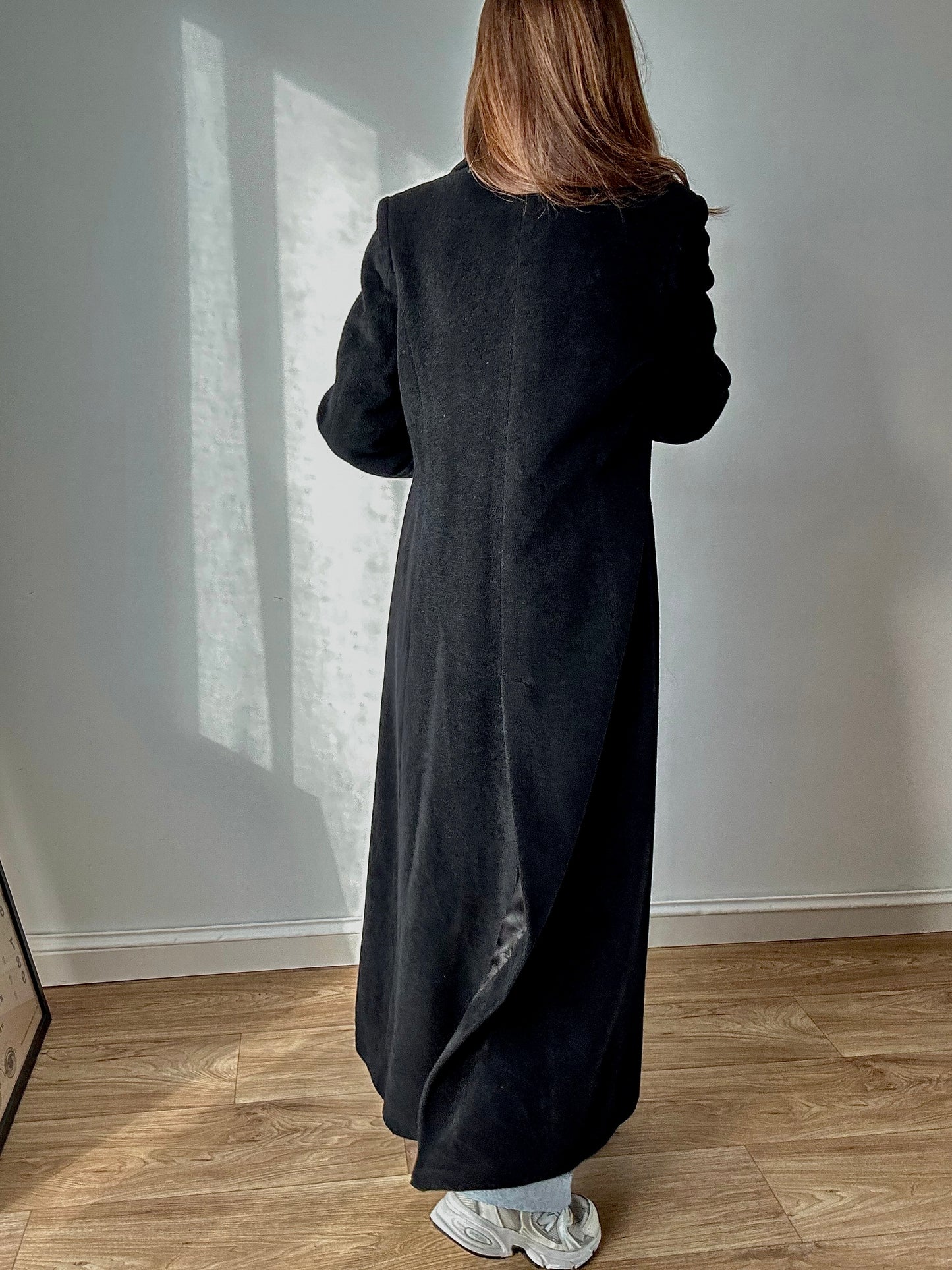 Fitted < black coat