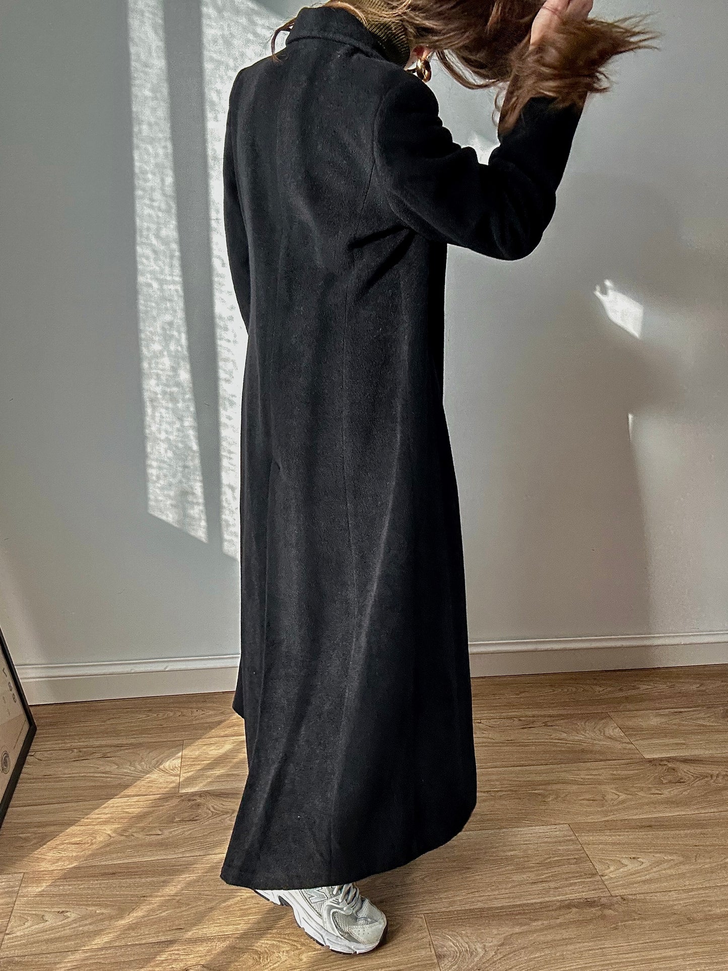 Fitted < black coat